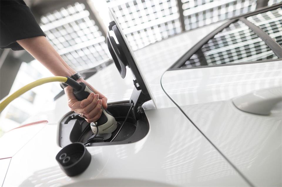 Bereits seit dem 01.01.2026 gelten neue Regelungen zur Erstattung der privat getragenen Stromkosten für einen E-Dienstwagen durch den Arbeitgeber.picture alliance/dpa