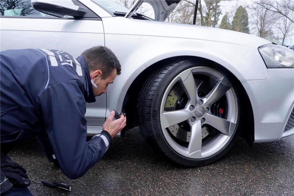 Bereits seit einigen Jahren - wie hier 2023 - kontrolliert die Polizei am sogenannten Car-Freitag besonders viel. (Archivbild)  Andreas Rosar/dpa