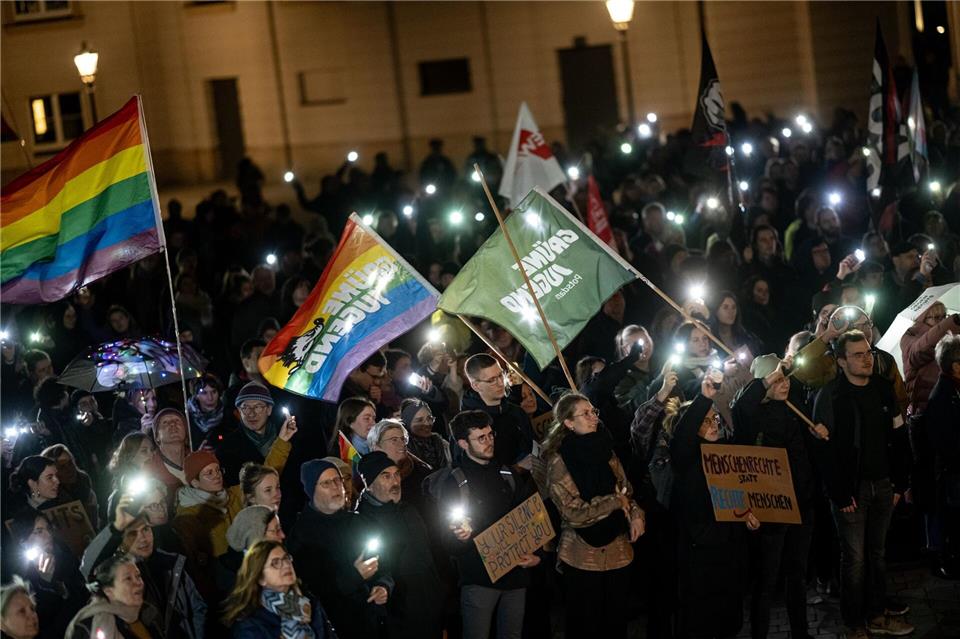 Bereits vor einem Jahr demonstrierten einige Hundert Menschen in Potsdam gegen rechts. Auslöser war das Schlagzeilen machende Treffen rechter und rechtsradikaler Kreise in einer Villa in der Stadt am 25. November 2023. (Archivbild) Fabian Sommer/dpa