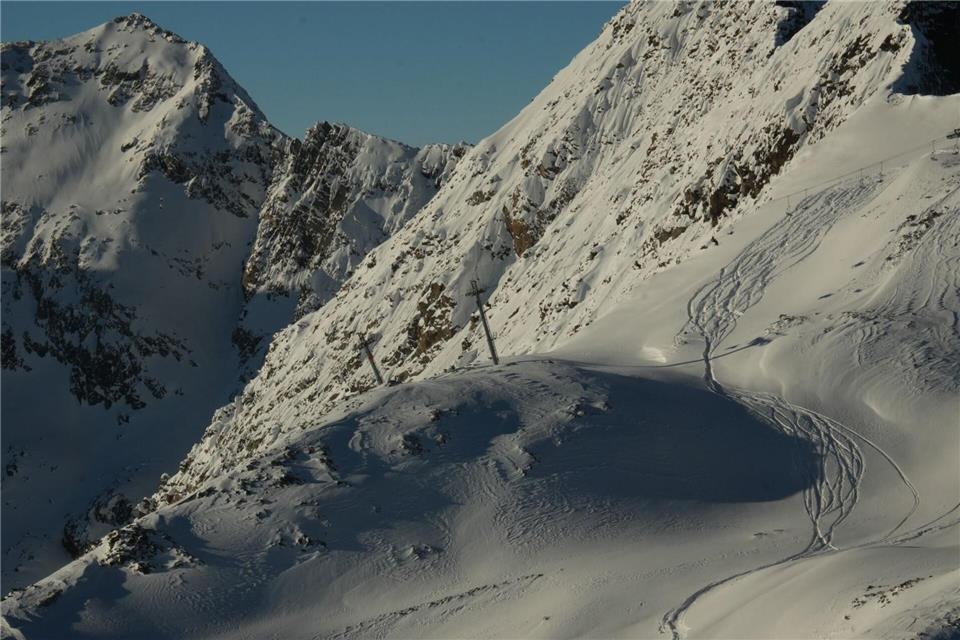 Bereits vorhandene Spuren im Tiefschnee bieten keine Sicherheit: Die Schneedecke kann weiterhin instabil sein.picture alliance/dpa