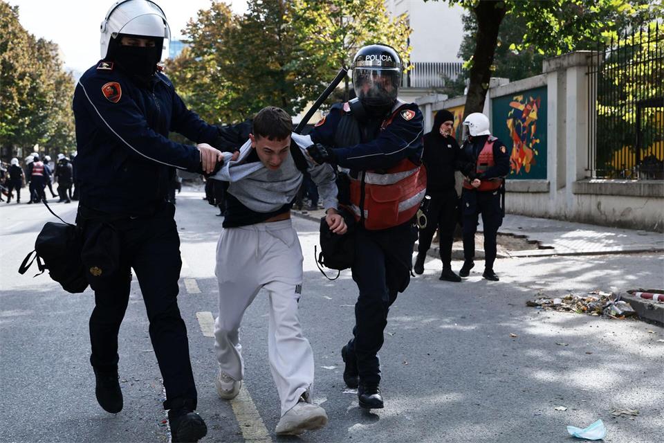 Bereitschaftspolizisten nehmen einen Demonstranten während einer regierungskritischen Demonstration fest.Vlasov Sulaj/JNA via ZUMA Press Wire/dpa