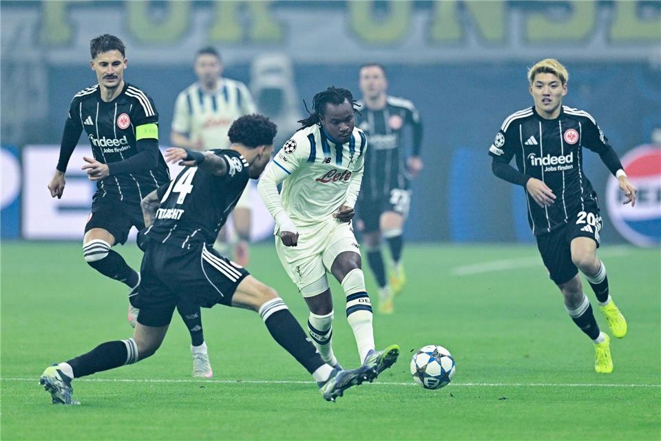 Bergamos Lookman traf den Pfosten - und später das Tor.Uwe Anspach/dpa