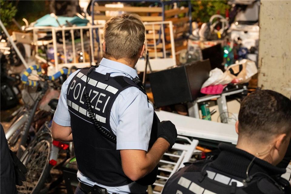 Illegale Sperrmüll-Sammler im Visier der Polizei Berge an Sperrmüll kommen bei der Kontrolle zusammen.Marijan Murat/dpa