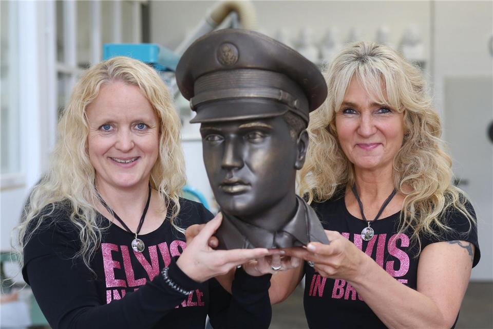 Berger und ihre Freundin Angela Storm, beide eingefleischte Elvis-Fans, hatten 2018 die Idee für die Statue. (Archivbild)Roland Weihrauch/dpa