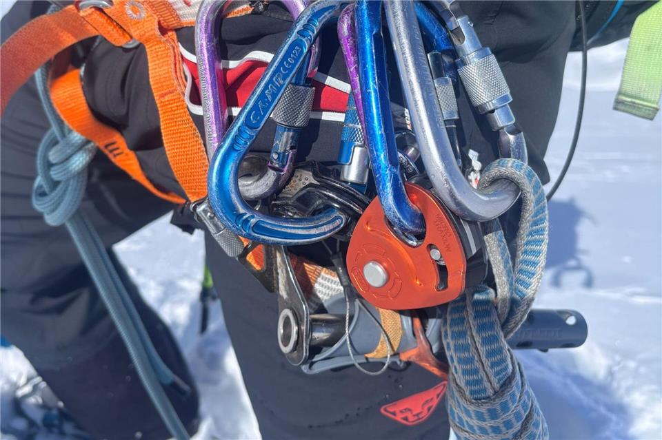 Bergführer Aldo Lomatter hat einiges an Equipment dabei - auch für den Fall in eine Gletscherspalte. „Am Berg gibt es immer ein Restrisiko“, sagt er. Nathalie Helene Rippich/dpa-tmn