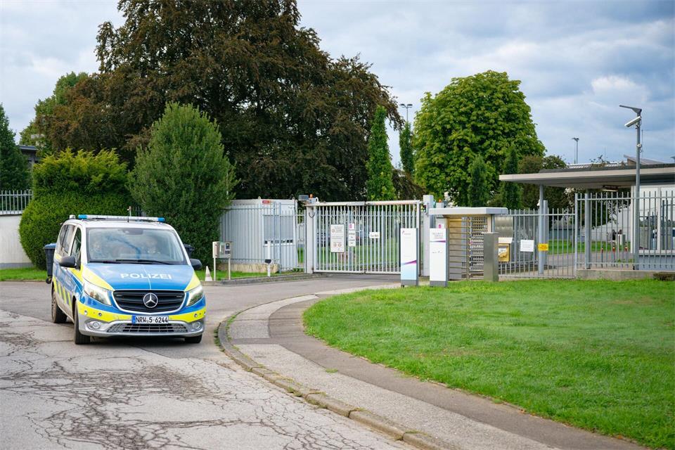 Bergheim bei Köln: Störung am Umspannwerk – Polizei sichert Bereich vor Ort abHenning Kaiser/dpa