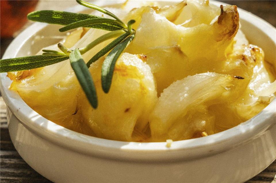 Bergkäse übrig? Damit lassen sich Rieslingzwiebeln überbacken. Sie werden zuvor geachtelt, angeröstet und mit Riesling abgelöscht. Lorbeer und Kümmel unterrühren, mit Sahne aufgießen, in Auflaufformen verteilen und mit Käse überbacken - fertig. Tom Herion/ars vivendi/dpa-tmn