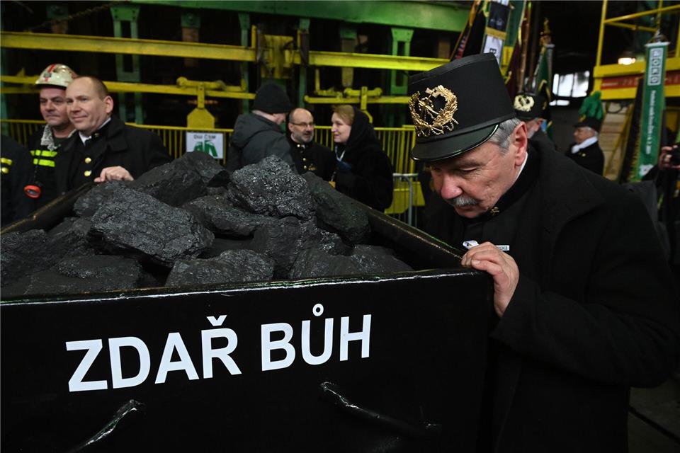 Bergleute bringen die symbolische letzte Lore an die Oberfläche.O·ana Jaroslav/CTK/dpa