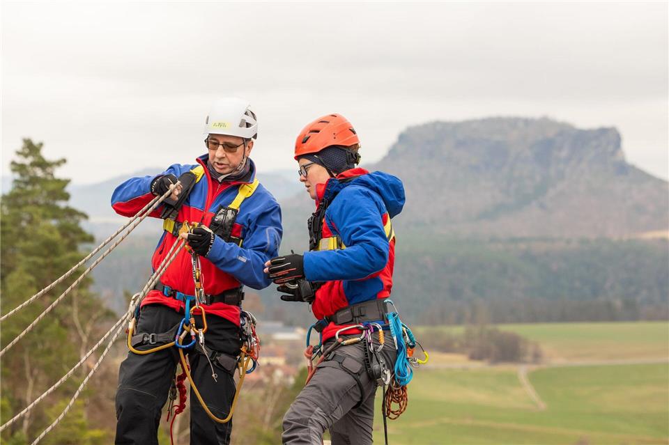 Bergretter bauen während der Übung der Bergwacht des DRK Dresden am Rauenstein in der Sächsischen Schweiz einen Seilzug.Jürgen Lösel/dpa