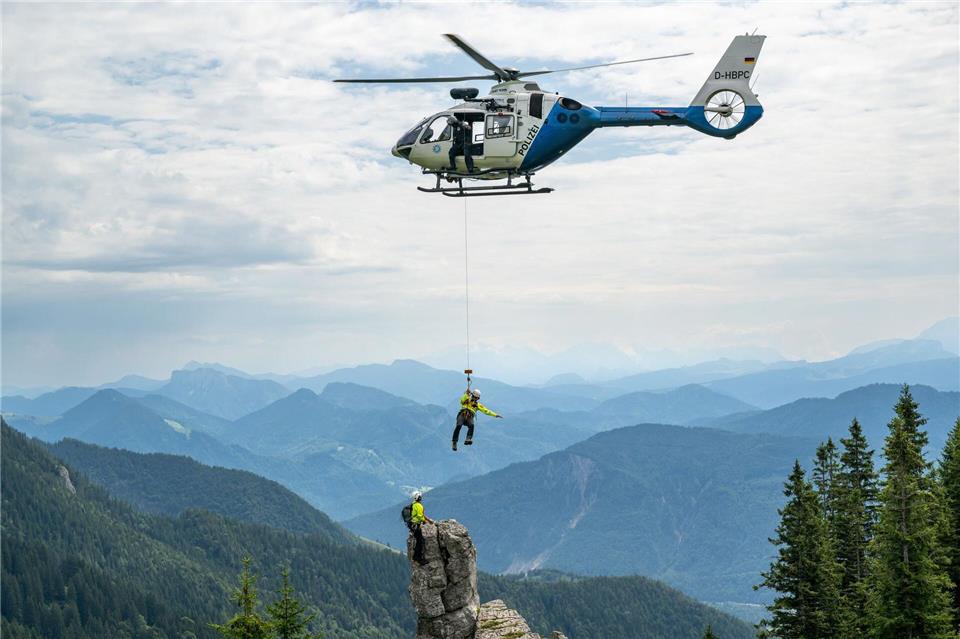 Bergretter geraten bei Rettungen manchmal selbst in Lebensgefahr (Archivbild)Peter Kneffel/dpa