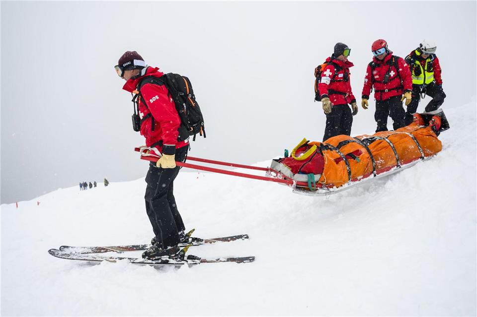 Bergretter sind oft unter widrigsten Wetterbedingungen im Einsatz (Archivbild)Jean-Christophe Bott/KEYSTONE/dpa