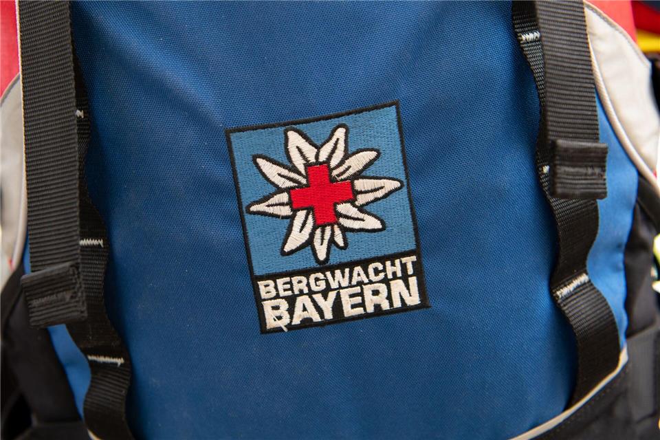 Bergretter versorgten den Verletzten am Ort des Sturzes. (Symbolbild)Sven Hoppe/dpa