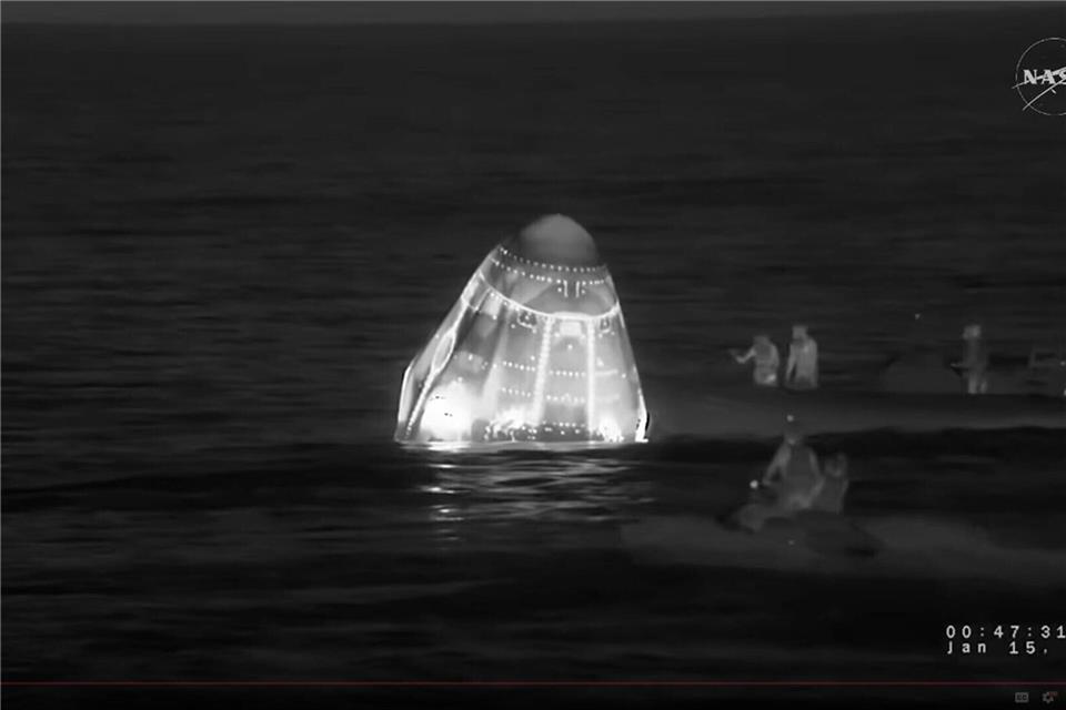 Bergungsschiffe nähern sich der  SpaceX Crew-11-Kapsel der NASA.Uncredited/NASA/AP/dpa