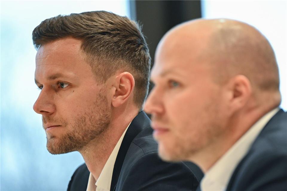 Berichten als Zeugen von den Folgen des Feuerzeugwurfs: Torwart Patrick Drewes und Teamarzt Mark Sandfort Arne Dedert/dpa