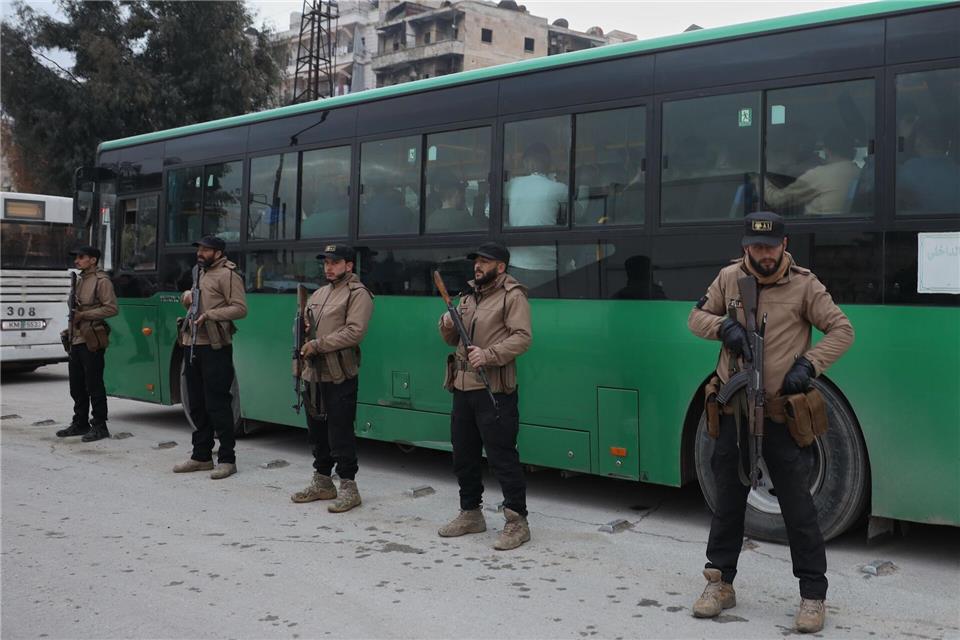 Berichten zufolge haben die letzten kurdischen Kämpfer Aleppo in Bussen verlassen.  Omar Albam/AP/dpa