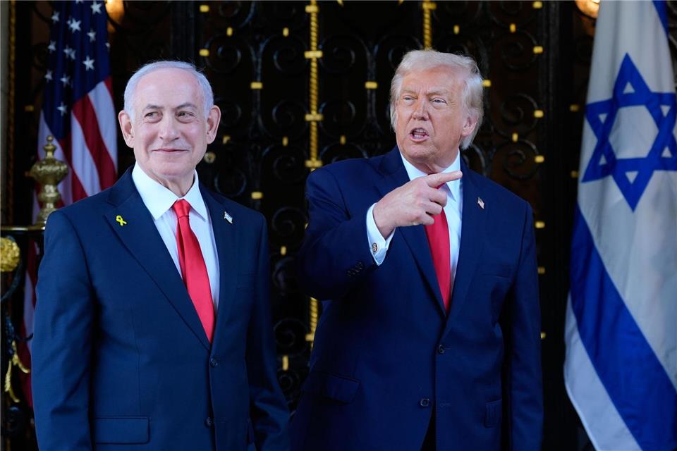 Berichten zufolge warnte Israel Trump vor Mordanschlägen. (Archivbild)Alex Brandon/AP/dpa