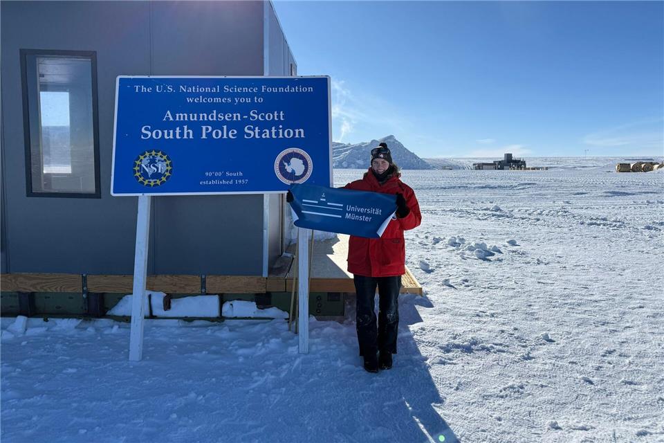 Berit Schlüter steht vor der Amundsen-Scott-Südpolstation.Berit Schlüter/ICECube/NSF/dpa