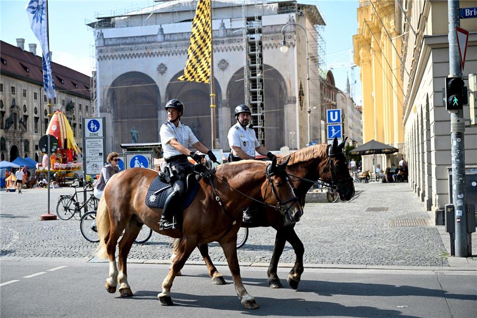 Berittene Polizei beim Jubiläum.   Felix Hörhager/dpa