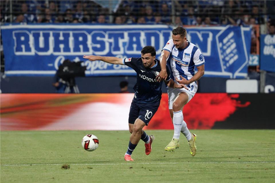 Berkan Taz (l) vom VfL Bochum im Zweikampf mit Paul Seguin von Hertha BSC.David Ebener/dpa