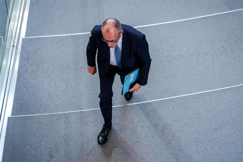 Berlin: Bundeskanzler Merz geht aus dem Bundestag Kay Nietfeld/dpa