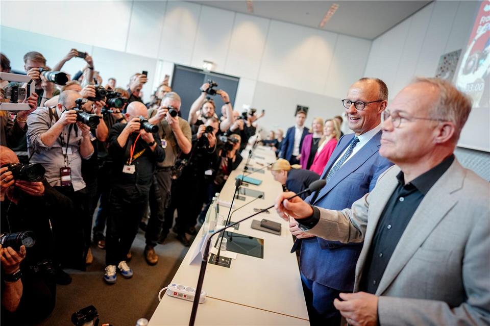 Berlin: Kanzler trifft SPD-Fraktion - Merz und Miersch bei der Sitzung im BundestagKay Nietfeld/dpa