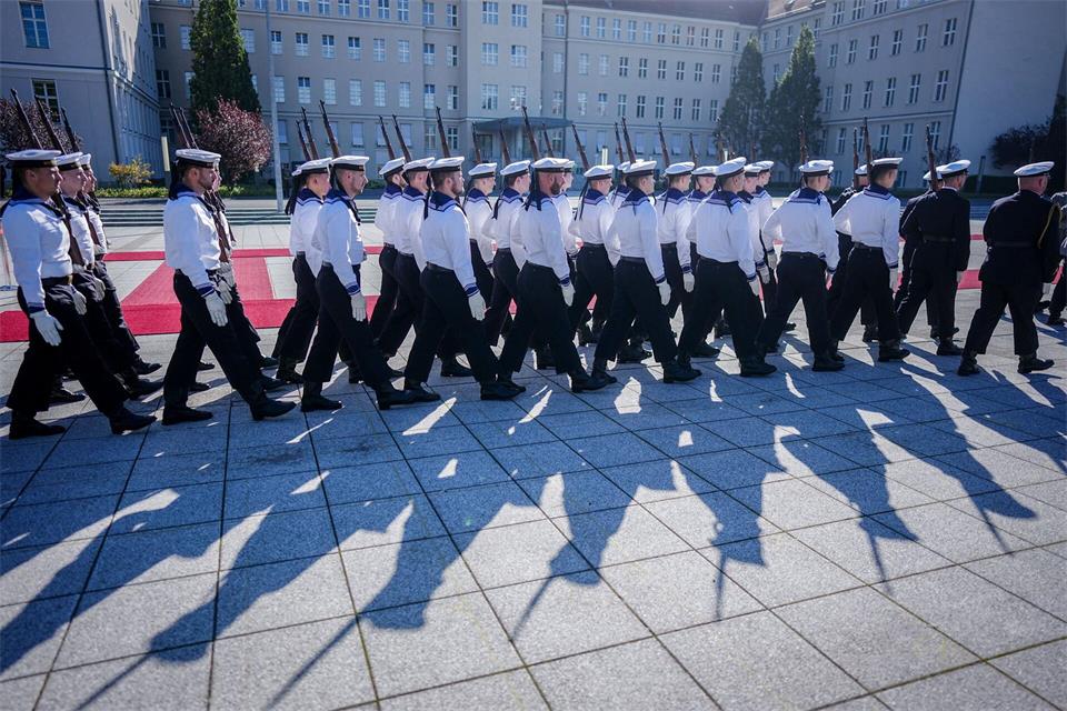 Berlin: Militärische Ehren und lange Schatten – Wachbataillon empfängt Kasachstans StaatspräsidentenKay Nietfeld/dpa