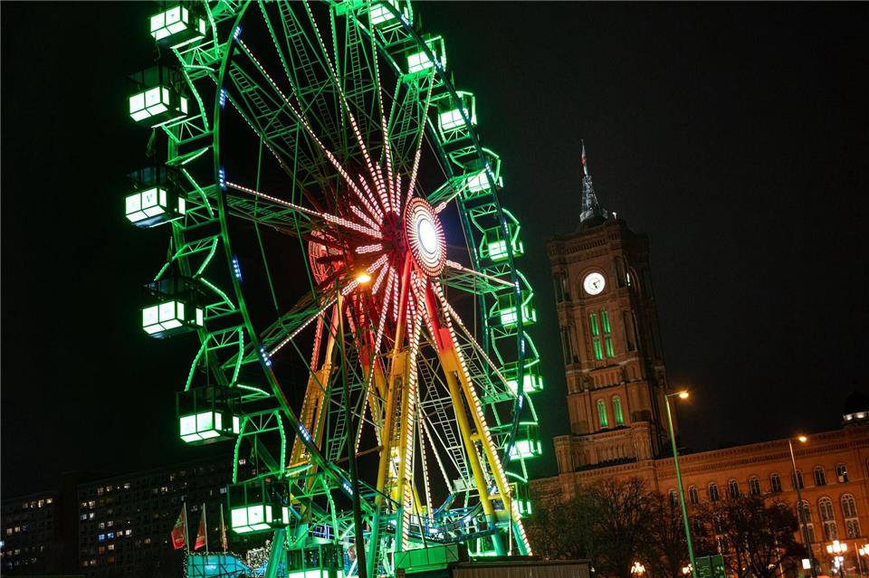 Berlin beteiligt sich am Aktionstag „Städte für das Leben – Städte gegen die Todesstrafe“ mit den grün leuchtenden Fenstern am Roten Rathaus. Fabian Sommer/dpa