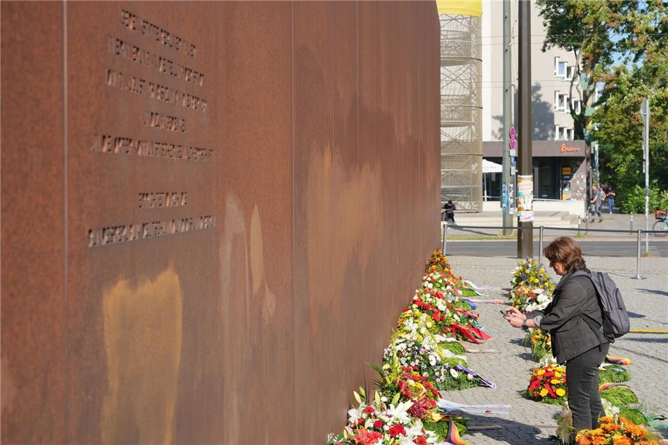 Berlin erinnert an 65 Jahre Mauerbau - Frau steht an der Gedenkstätte Bernauer StraßeSören Stache/dpa