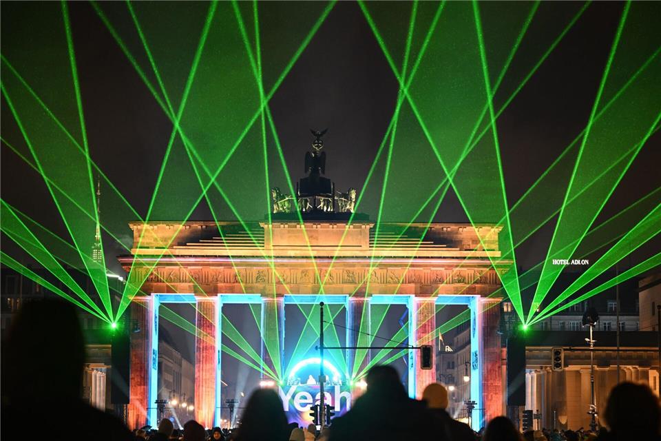 Berlin feiert in Farben: Spektakuläre Lasershow bei „Yeah 26“ am Brandenburger Tor am Silvesterabend.Britta Pedersen/dpa