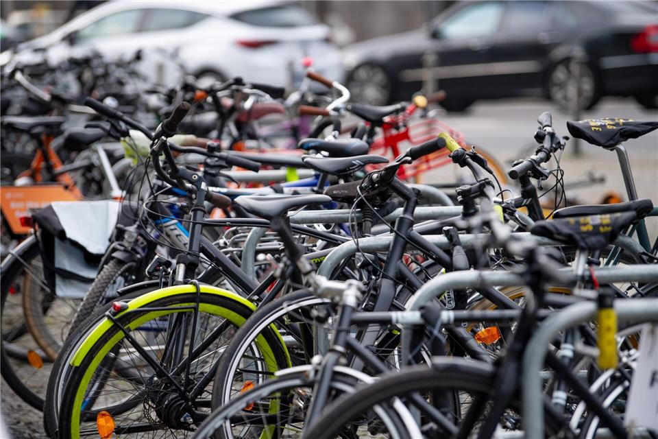 Berlin bekommt sein erstes öffentliches Fahrradparkhaus Berlin soll in Schöneweide bald ein öffentliches Parkhaus für Fahrräder bekommen. (Archivbild)Monika Skolimowska/dpa-Zentralbild/dpa