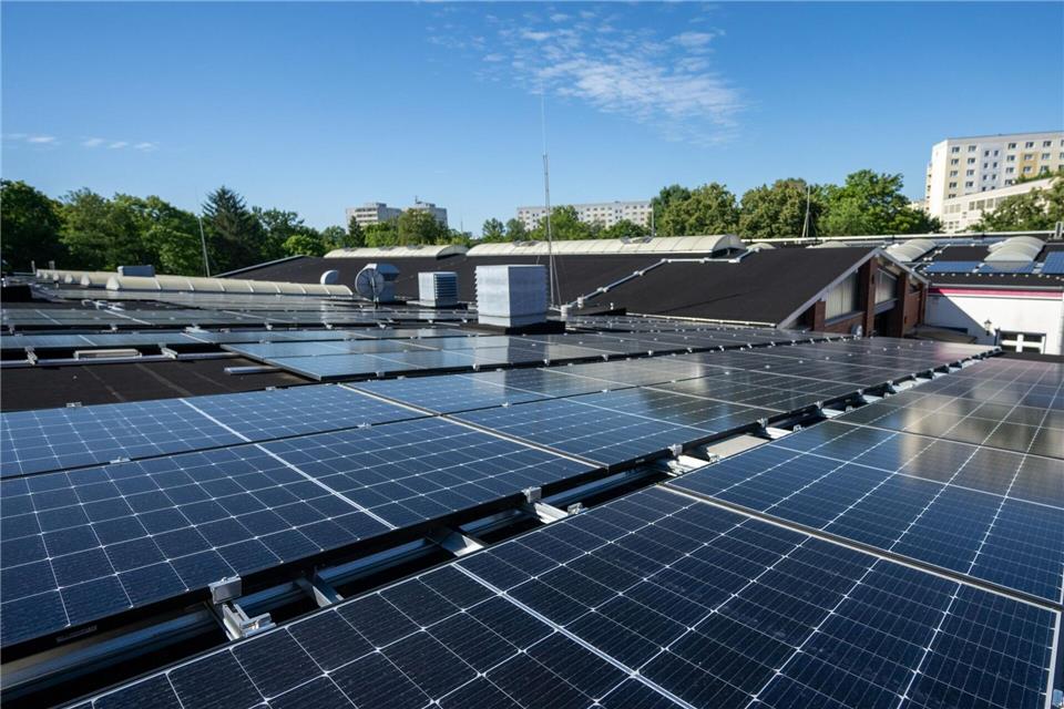 Berlin will den Kohlendioxidausstoß deutlich senken - mehr Photovoltaik ist ein Baustein dabei. (Archivbild) Monika Skolimowska/dpa