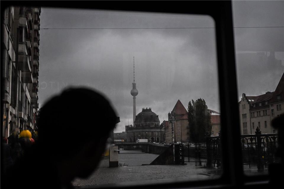 Berlin zeigt sich am Wochenende laut Deutschem Wetterdienst von seiner ungemütlichen Seite. (Symbolbild)Britta Pedersen/dpa