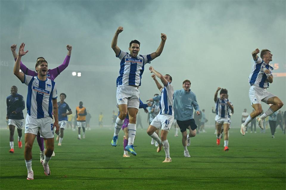 Berliner Jubel in Braunschweig. Nach einem 0:2-Rückstand siegte die Hertha noch mit 5:3.Swen Pförtner/dpa