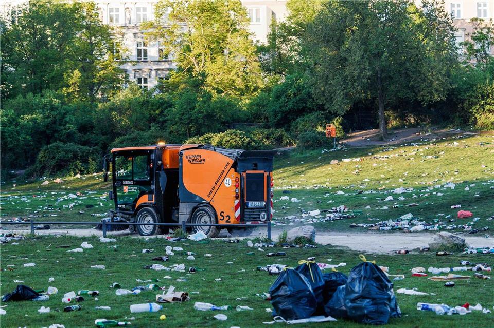 Berliner Parks blieben nach dem 1. Mai mit Zehntausenden feiernden Menschen vermüllt zurück. Carsten Koall/dpa