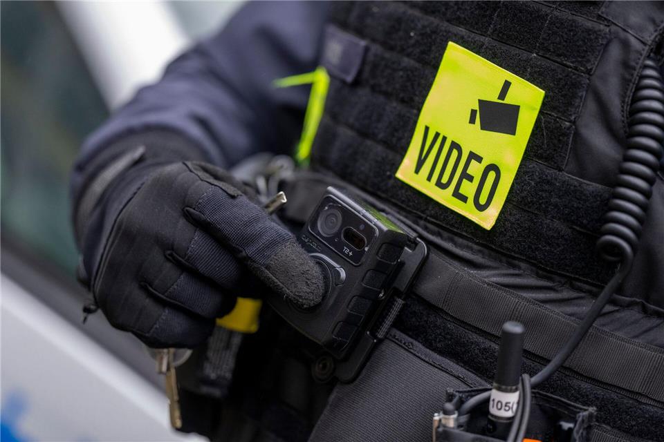 Berliner Polizei und Feuerwehr sollen heute flächendeckend mit Bodycams ausgestattet werden. (Archivbild) Monika Skolimowska/dpa