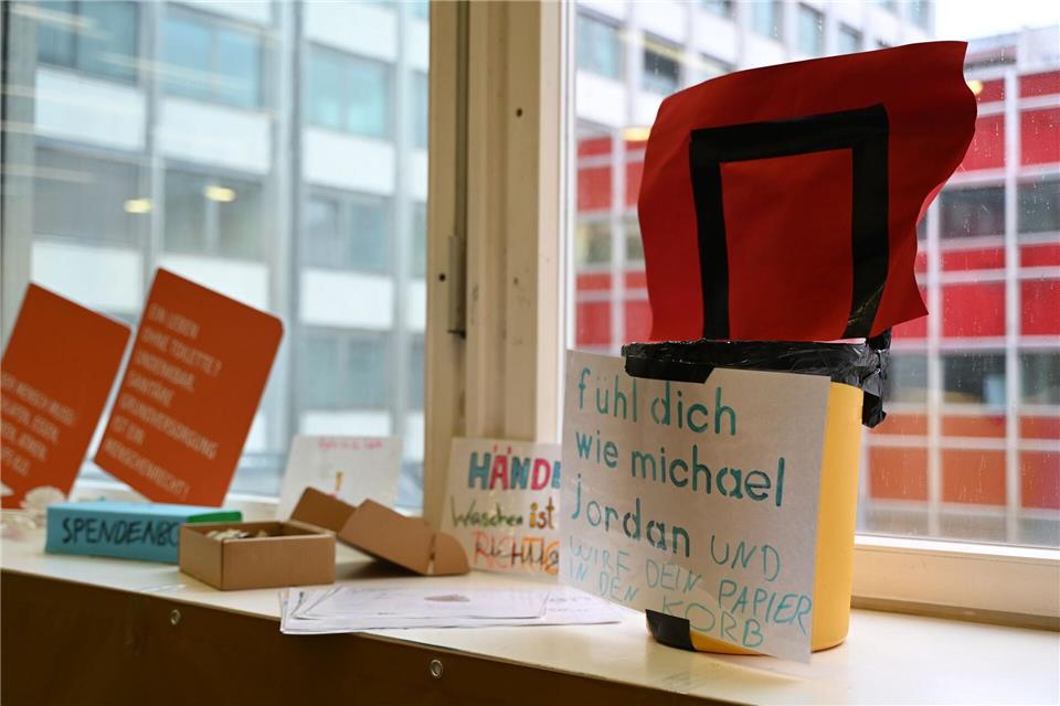 Berliner Schülerinnen und Schüler präsentieren Klo-Kunstwerke.Leonie Asendorpf/dpa