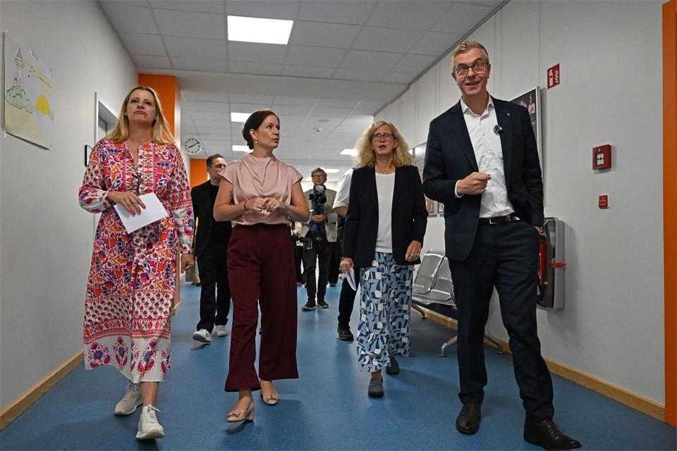 Berlins Bildungssenatorin Katharina Günther-Wünsch (CDU) und CDU-Spitzenkandidat Stefan Evers (r) besuchten im Wahlkampf die Internationale Schule Berlin. Michael Brandt/dpa