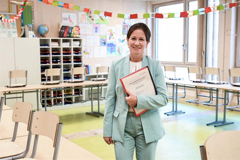 Berlins Bildungssenatorin Katharina Günther-Wünsch (CDU) gab in einer Schule einen Ausblick auf das neue Schuljahr. Jens Kalaene/dpa