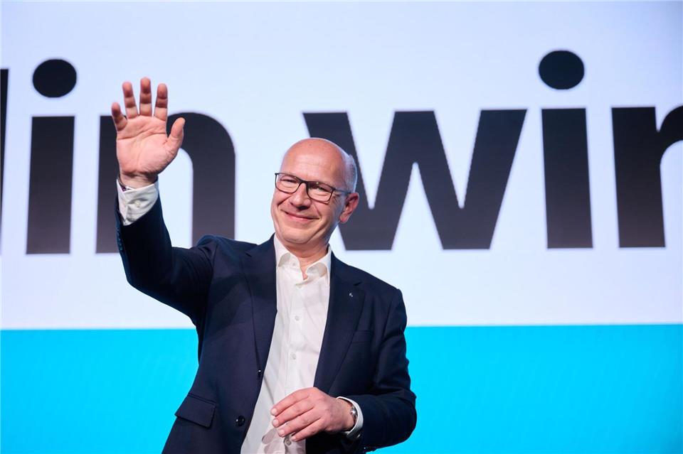 Berlins CDU-Landesvorsitzender und Regierender Bürgermeister Kai Wegner (CDU) wird die Diskussionen um den 3. Januar nicht los. (Archivbild) Annette Riedl/dpa