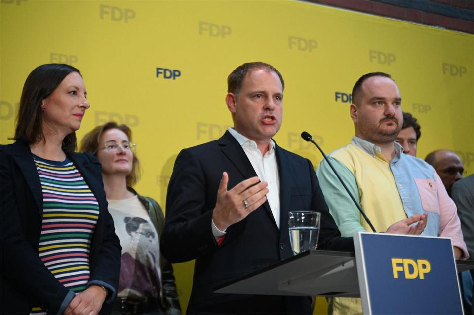 Berlins FDP-Landeschef Christoph Meyer bietet wegen des wahrscheinlichen Scheiterns seiner Partei an der Fünf-Prozent-Hürde bei der Abgeordnetenhauswahl seinen Rücktritt an. (Archivfoto)Marvin Zubrod/dpa