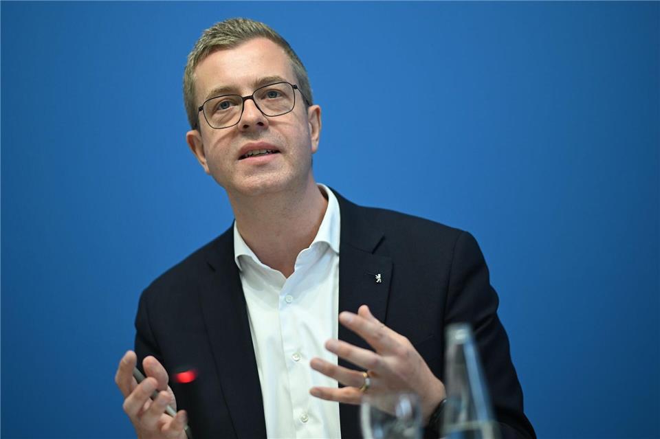 Berlins Finanzsenator Stefan Evers (CDU) ist mit der Reform der Grundsteuer nicht an allen Stellen glücklich. (Archivfoto)Britta Pedersen/dpa