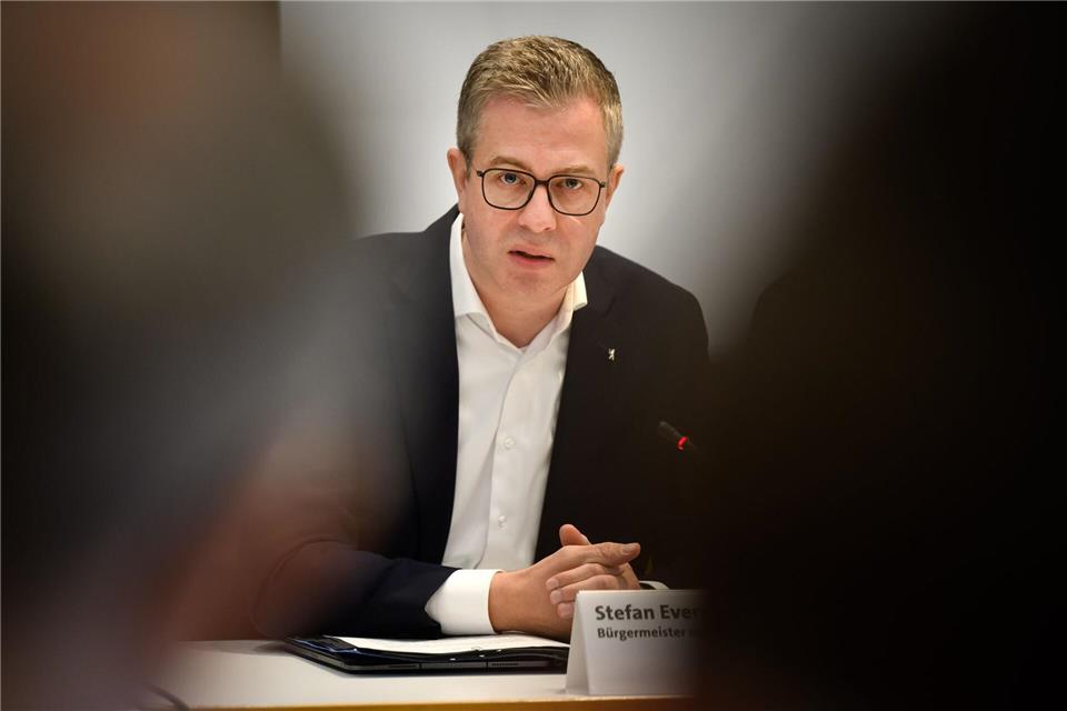 Berlins Finanzsenator Stefan Evers (CDU) kann noch nicht sagen, wann Berliner Beamte nach einer Entscheidung des Bundesverfassungsgerichtes Nachzahlungen erhalten. (Archivbild)Bernd von Jutrczenka/dpa