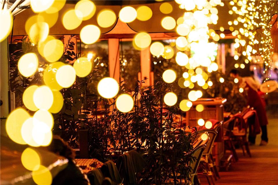 Berlins Gastwirte sollen ihre Außengastronomie länger öffnen dürfen - zumindest in Ausgehvierteln.   Fabian Sommer/dpa