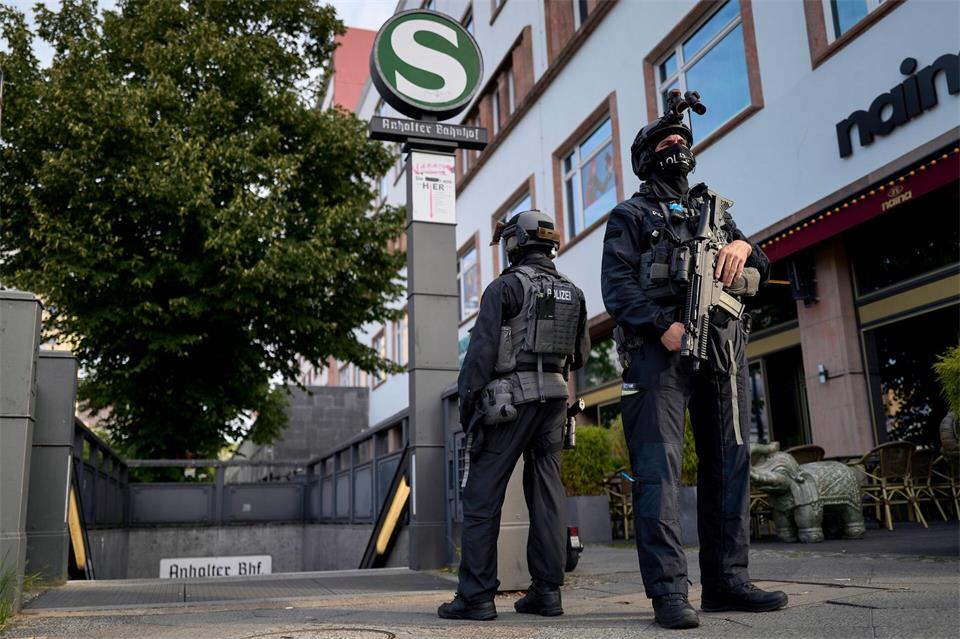 Berlins Innensenatorin erhebt Vorwürfe wegen fehlerhafter Schutzplatten in Westen der Polizei. (Archiv)Michael Ukas/dpa