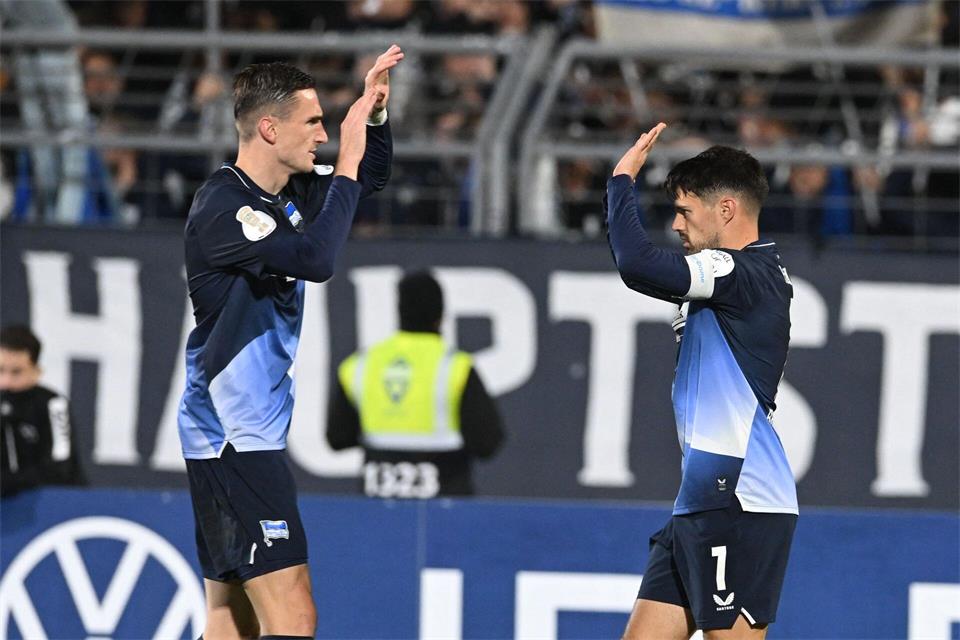 Berlins Josip Brekalo (r.) erlöst die Hertha mit seinem Treffer zum 1:0.Carmen Jaspersen/dpa