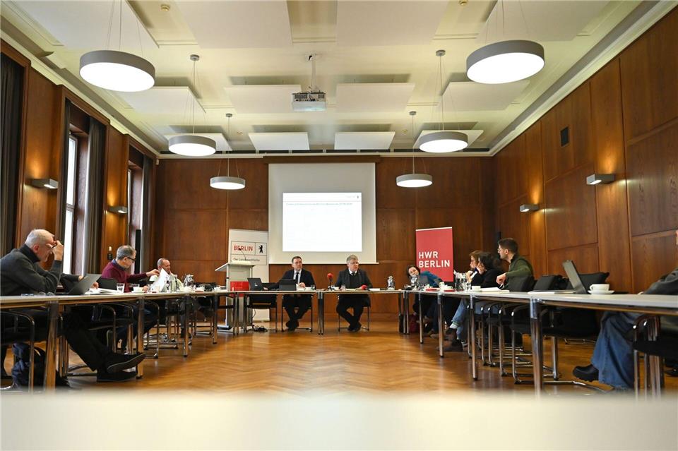 Berlins Landeswahlleiter Stephan Bröchler (M,r) stellte den Stand der Vorbereitung für die Wahl zum Abgeordnetenhaus am 20. September vor. Elisa Schu/dpa