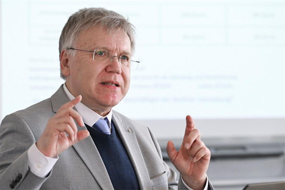 Berlins Landeswahlleiter Stephan Bröchler weist auf Konsequenzen der Nachzählung in einem Berliner Wahlkreis hin. (Archivbild) Jens Kalaene/dpa