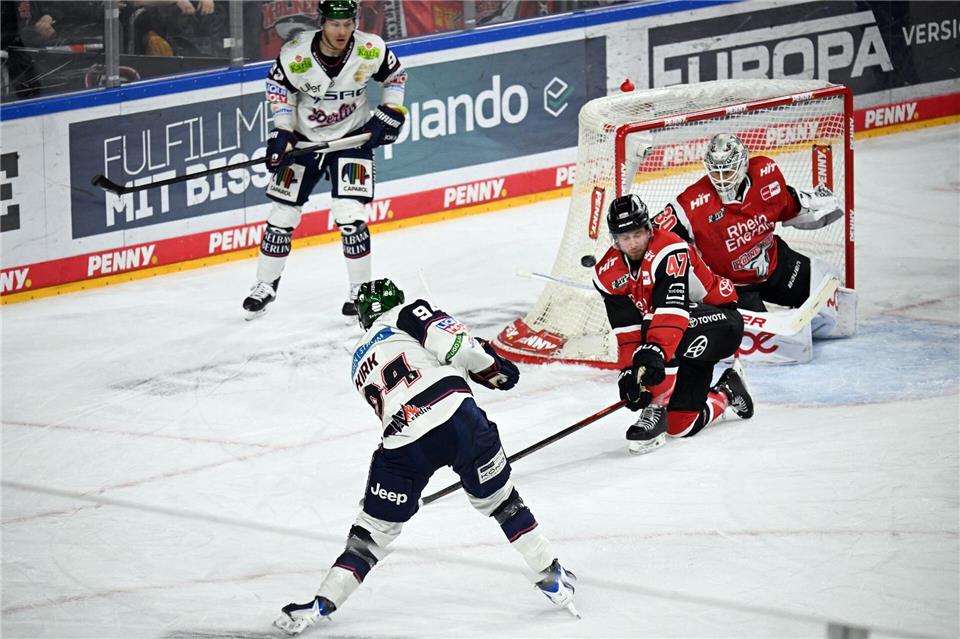 Berlins Liam Kirk gleicht zum 3:3 in der regulären Spielzeit aus.Federico Gambarini/dpa