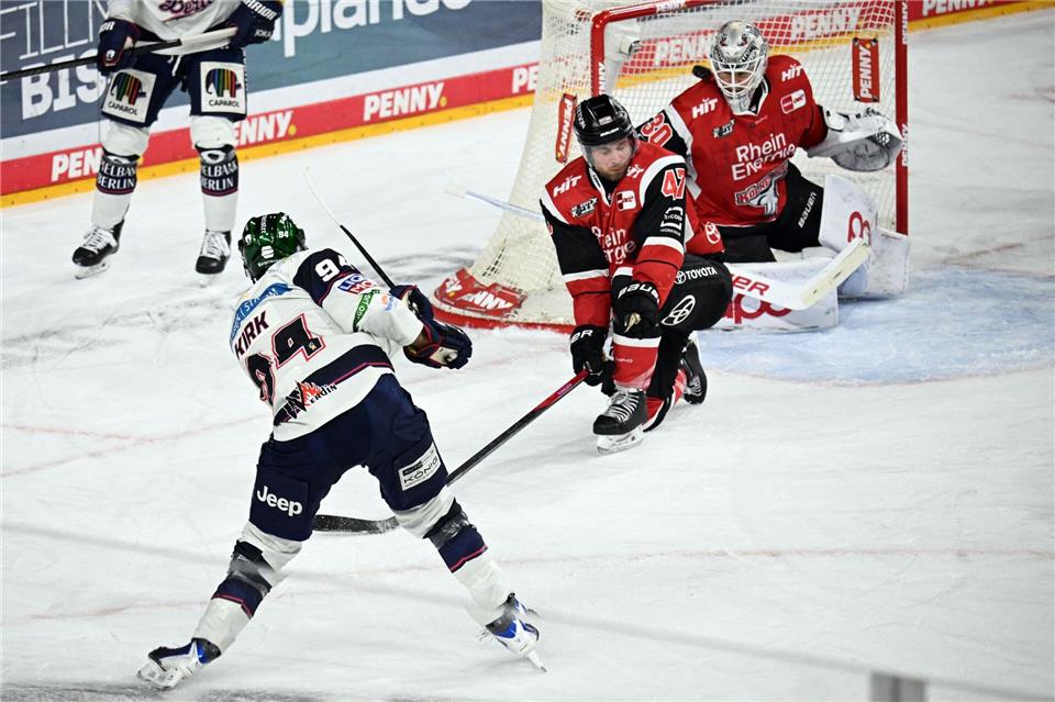 Berlins Liam Kirk gleicht zum 3:3 in der regulären Spielzeit aus.Federico Gambarini/dpa