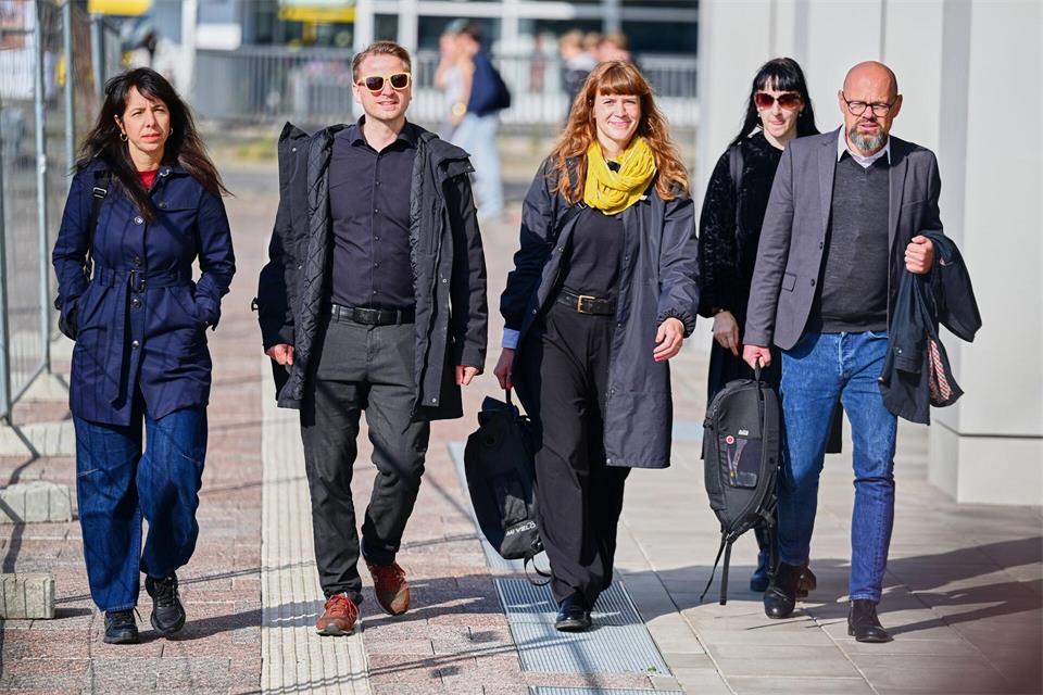 Berlins Linke-Fraktionschefin Elif Eralp (l) hat sich mit der Delegation ihrer Partei bereits dreimal Grünen und SPD getroffen, heute steht das nächste Gespräch an. Sebastian Christoph Gollnow/dpa